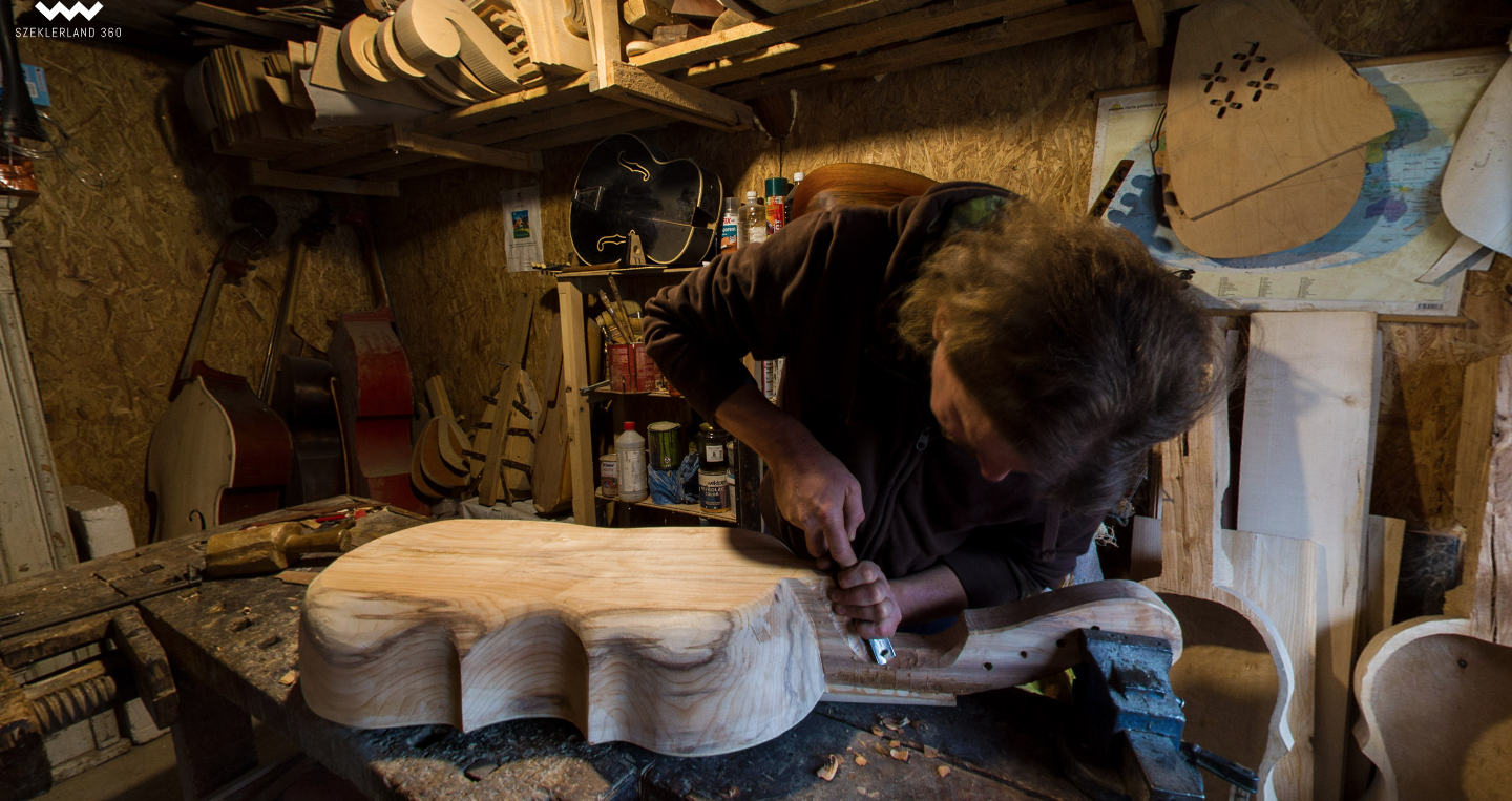 Népi mesterségek Erdélyben: a Maros megyei Csibi Szabolcs hangszerkészítő