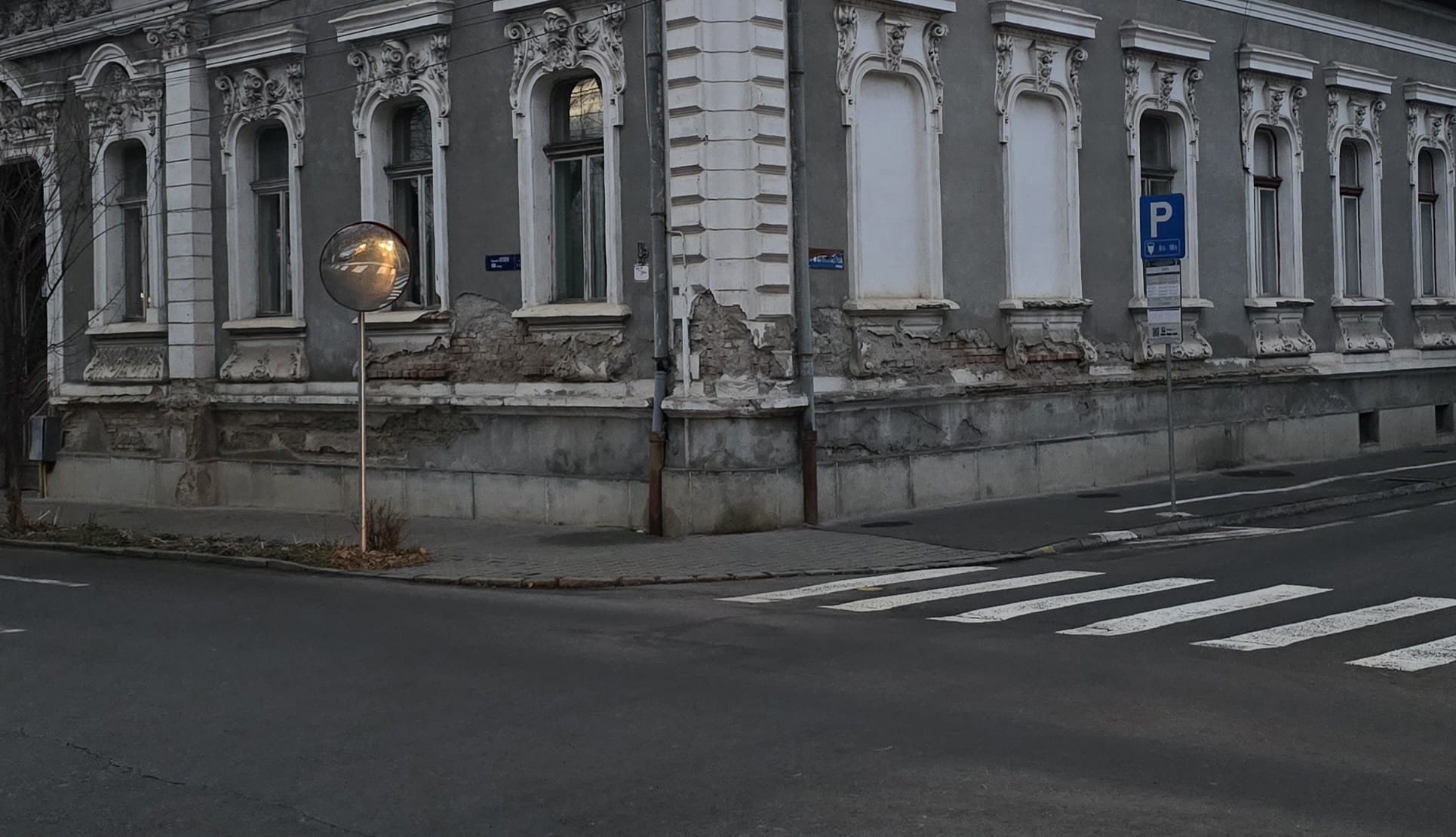 Fekete pont minden tulajdonosnak, aki nem tartja karban az épületét. A forgalmas területeken még közveszélyesek is lehetnek.