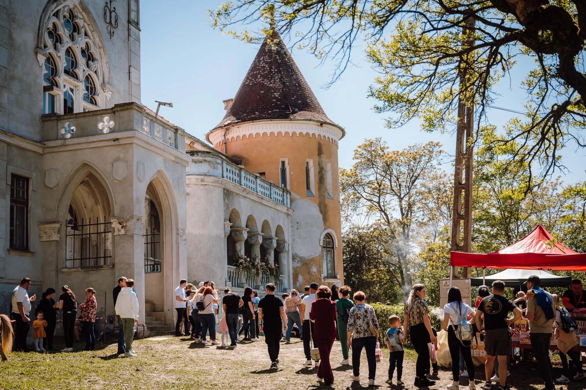 Módosul a mezőzáhi Bazsarózsa Fesztivál szombati programja a Ferenc pápa emlékére elrendelt nemzeti gyásznap miatt
