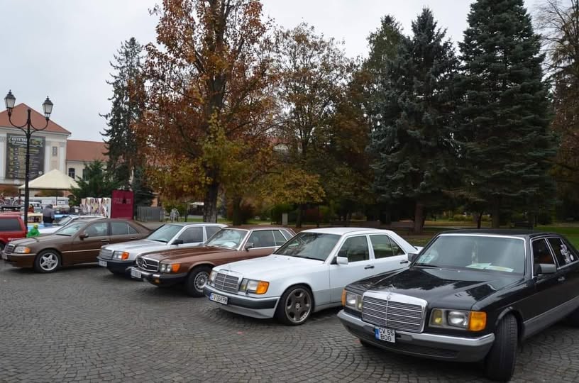 Időutazás négy keréken – Veterán járművek lepik el Sepsiszentgyörgyöt