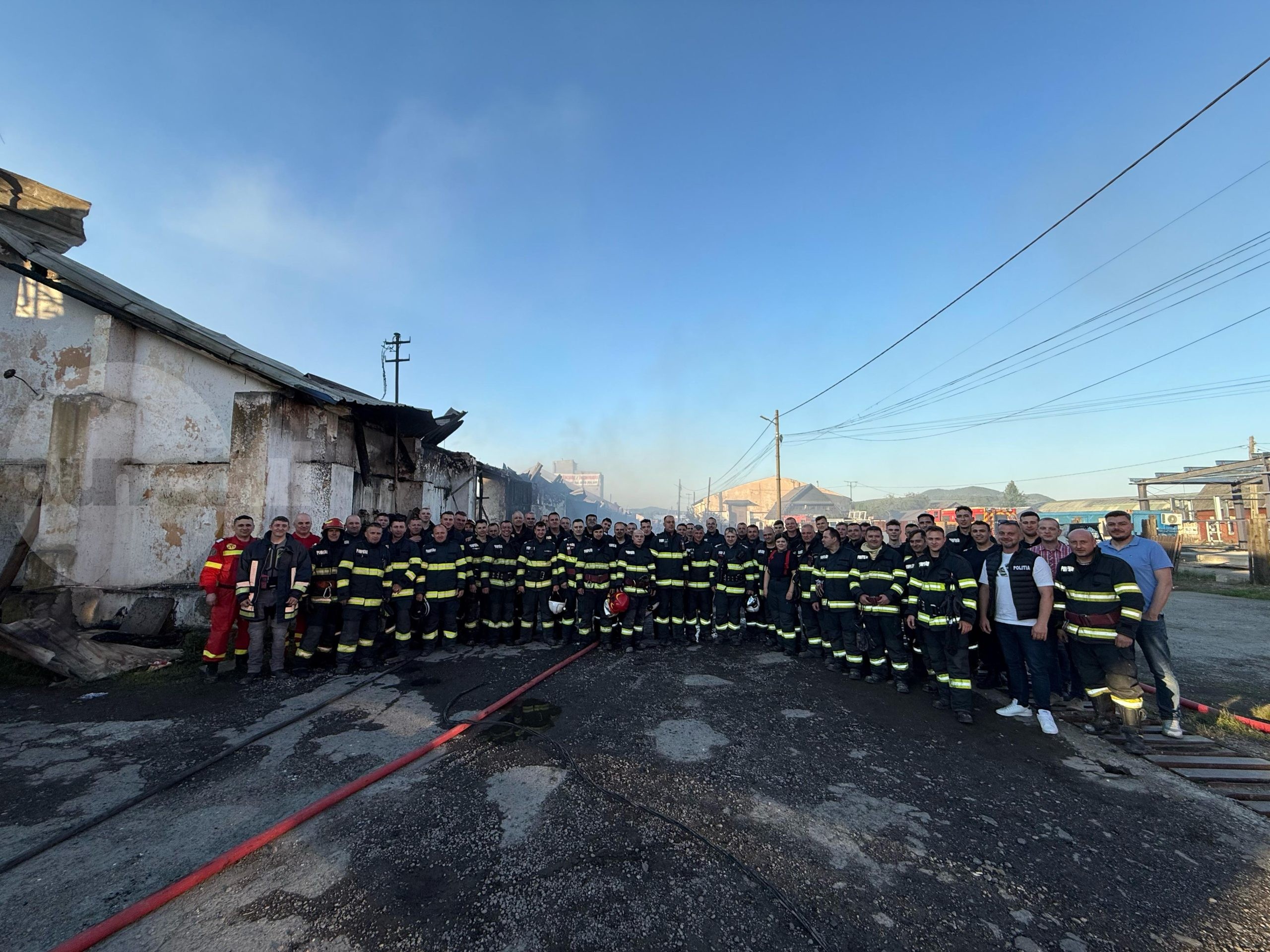 Több mint 60 tűzoltó dolgozott 6 órán keresztül a szászrégeni tűz oltásánál