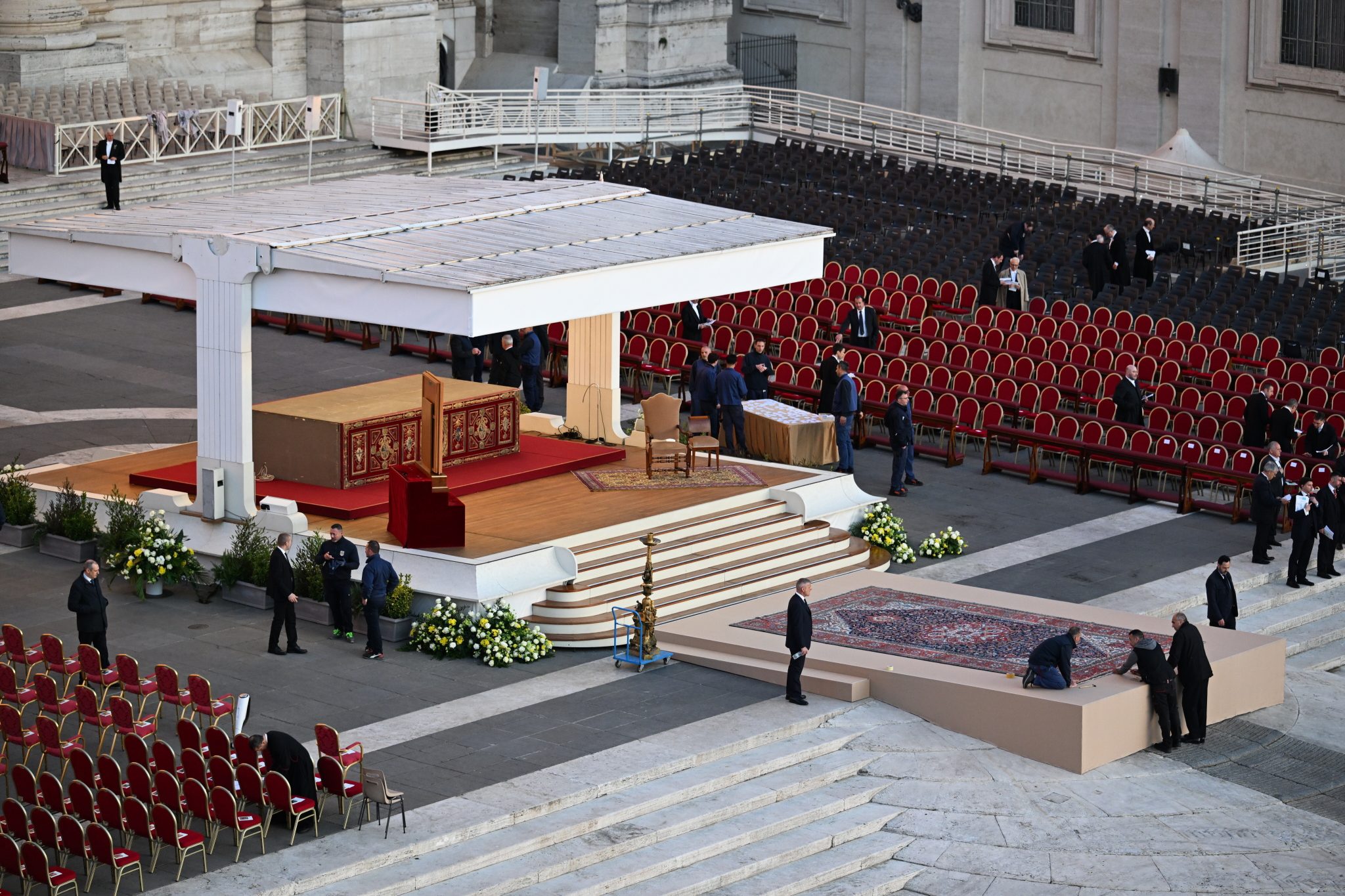 Búcsúzik a világ Ferenc pápától, legalább 160 ezren vannak a Szent Péter téren