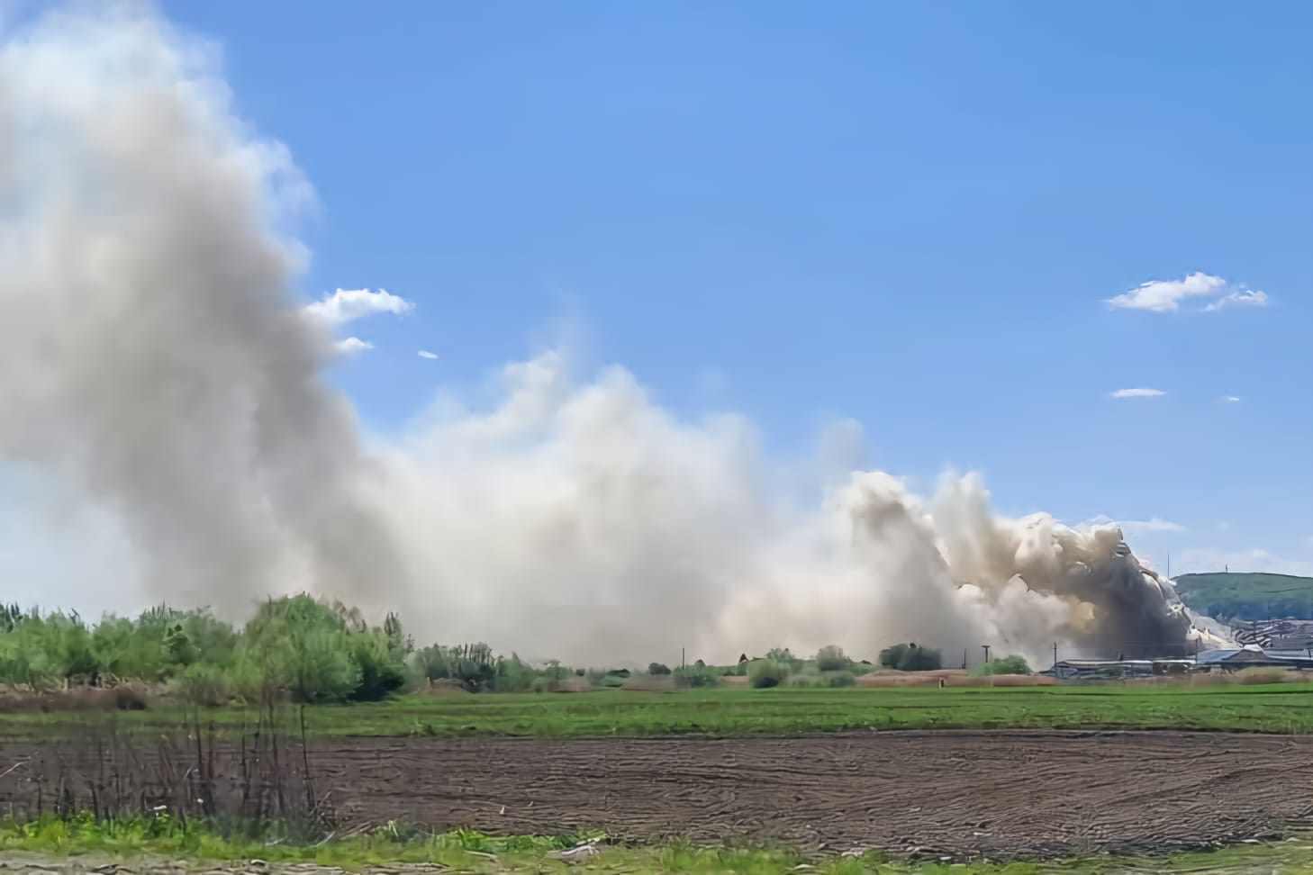 Tűz ütött ki egy elektronikai gépeket tároló raktárban Szászrégenben, a lángok több száz négyzetméteren pusztítanak