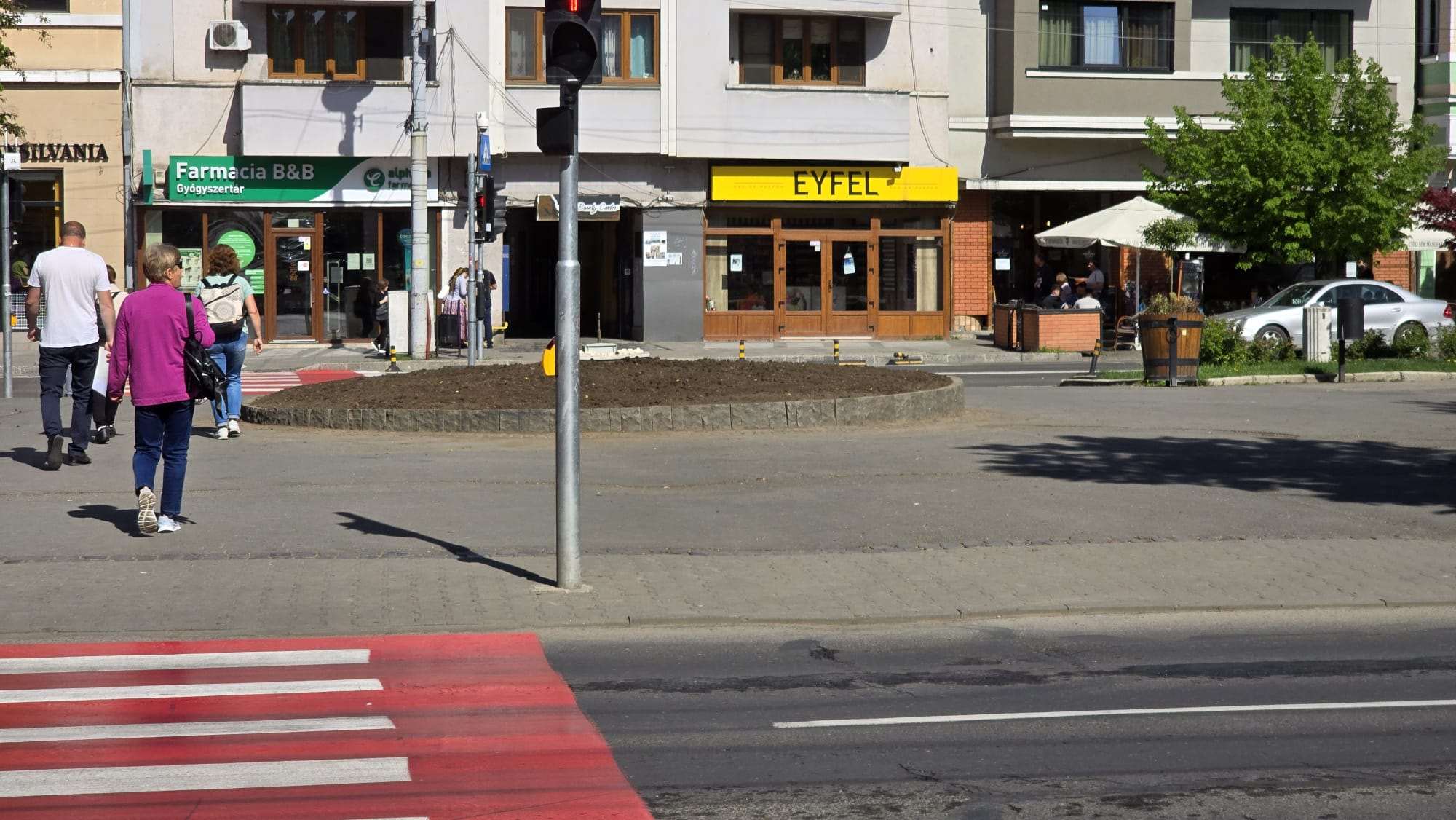 Elkezdték a Virágóra beültetését Marosvásárhely főterén