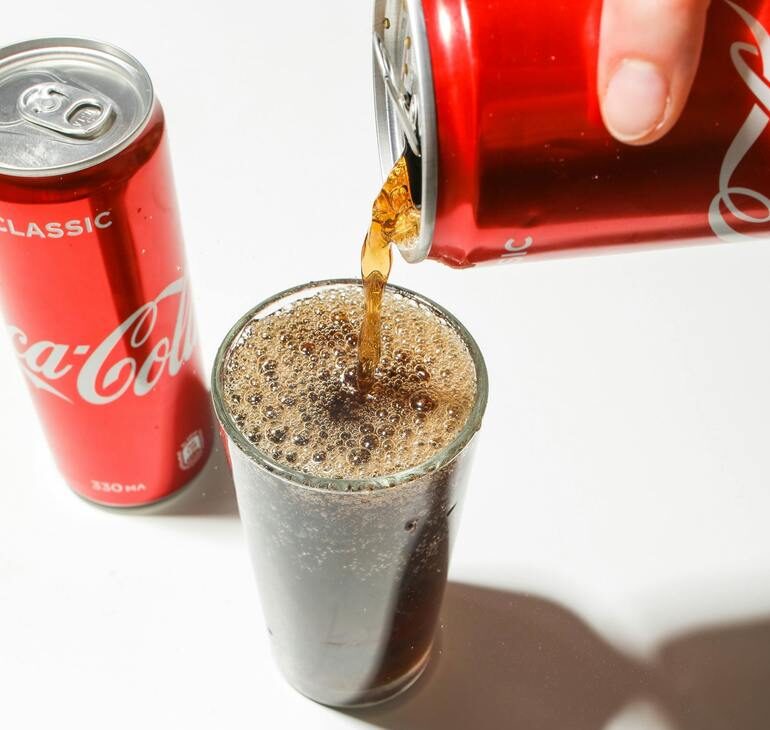 A kínaiak Magyarországon gyártanak Coca-Cola-dobozokat Románia számára