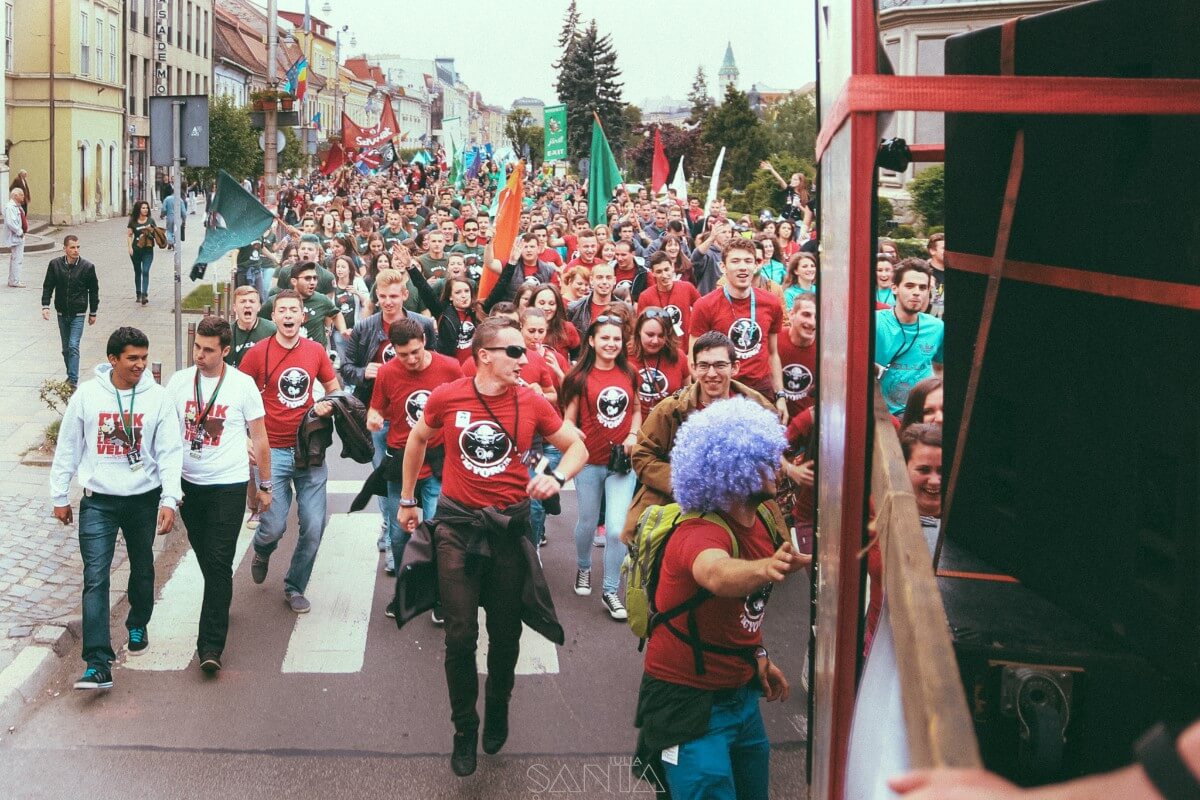 Figyelem, sofőrök! Diákmenet zárja le Marosvásárhely főterét május 21-én este