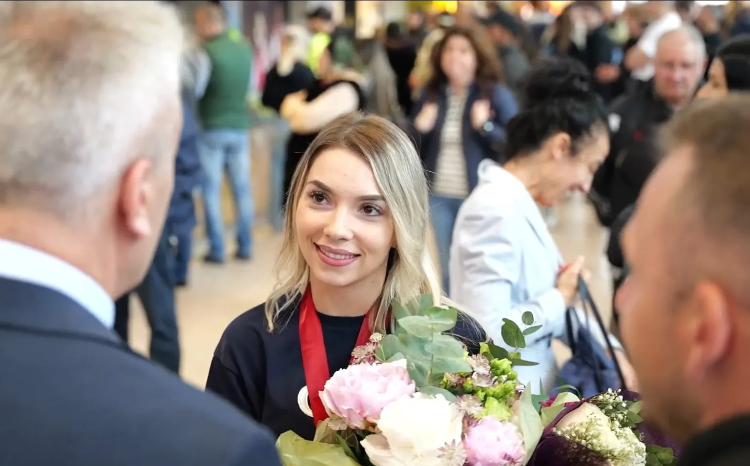 Szőcs Bernadette világbajnoki ezüsttel tért haza – ünnepélyes fogadtatás Bukarestben