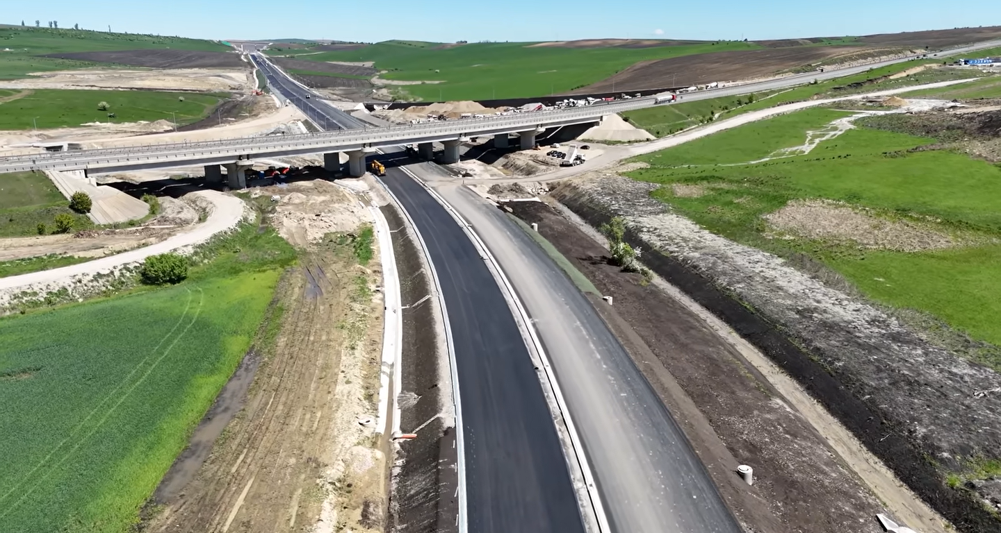 Késésben az erdélyi gyorsforgalmi út? – Friss drónfelvételek a Torda–Tordatúr szakaszról