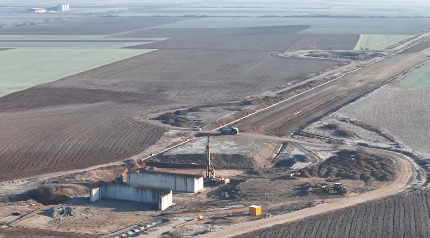 (Videó) Tizenkét év után ismét dolgoznak az A3-as autópálya félbehagyott szakaszán