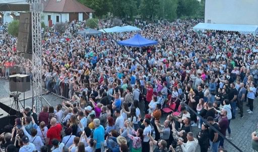 (Videó) Több száz érdeklődőt vonzott a marosvásárhelyi Várba Georgiana Lobonț koncertje