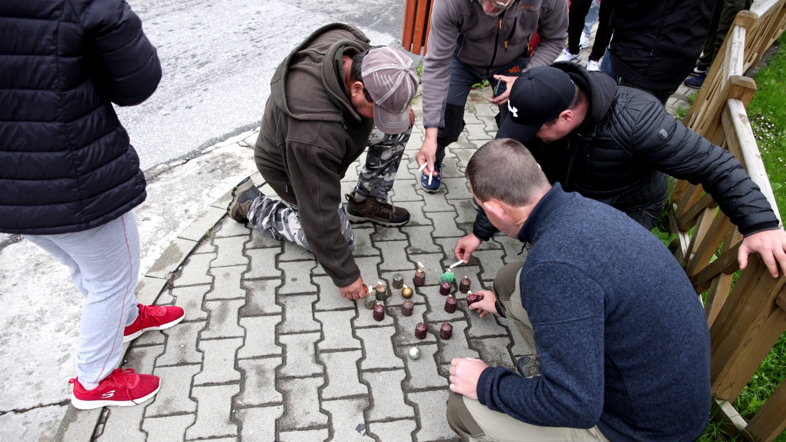(Videó) A parajdiak gyertyákat gyújtottak és imádkoznak a sóbányánál: órák kérdése, és eltűnhet Erdély egyik kincse
