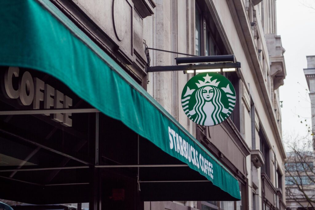 A Starbucks elismeri az automatizálás kudarcát, és visszatér az emberi munkaerőhöz