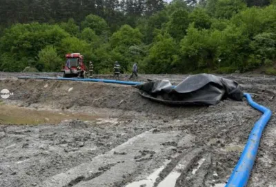 Tűzoltói beavatkozás éjjel is a parajdi sóbányánál a beszivárgó víz miatt