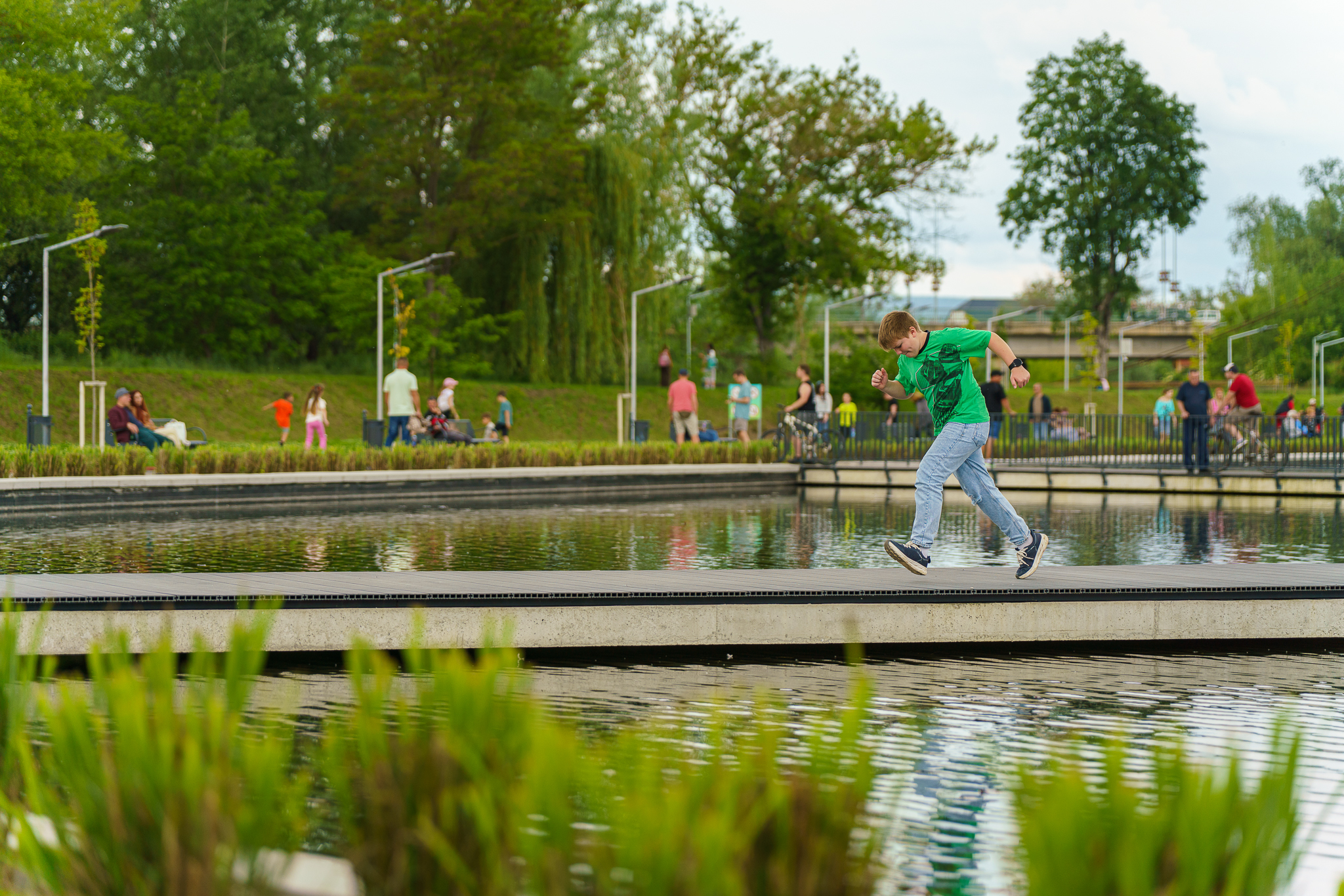 Élettel telt meg a megújult Állomás negyedi tó Sepsiszentgyörgyön – hamarosan hivatalos megnyitó