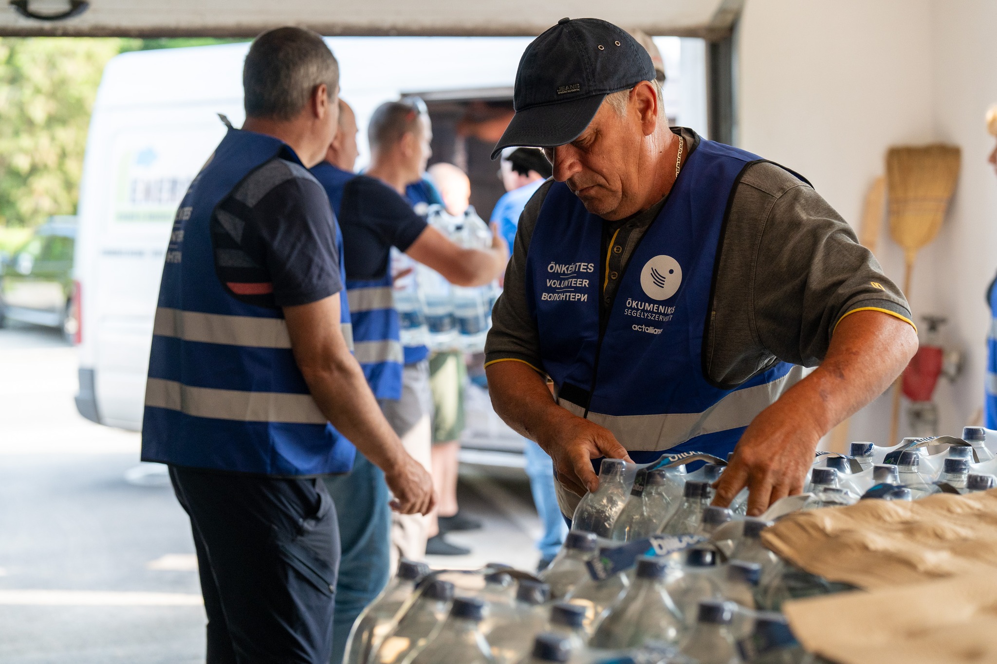 Palackozott ivóvízzel segíti az Ökumenikus Segélyszervezet Gyulakuta, Havadtő és Kelementelke településeket