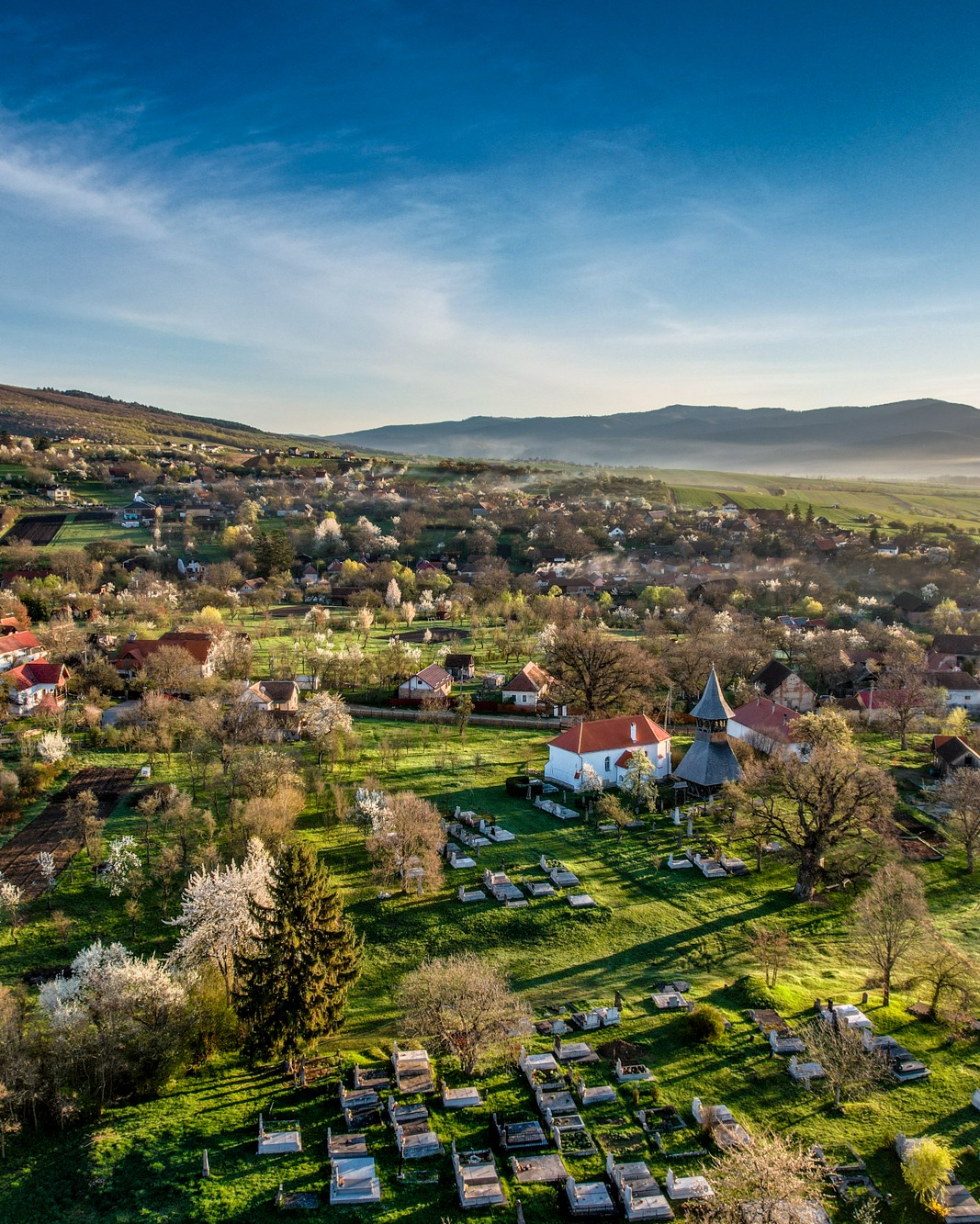 Kálnok épített öröksége: egyedi templom, székely kapuk és százéves tölgyek