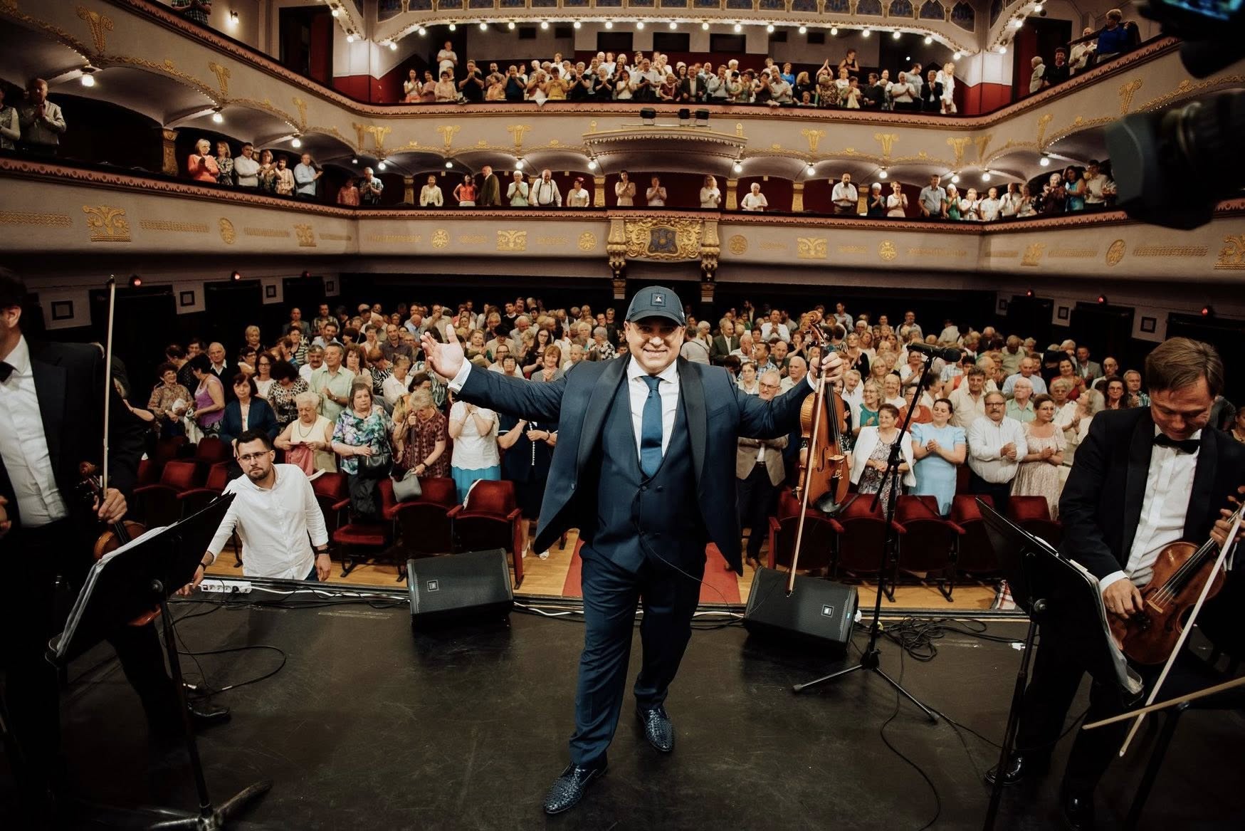 Mága Zoltán és a székelyföldi jótékonysági koncertsorozat: a magyar közösség ereje a bajba jutottak segítésére