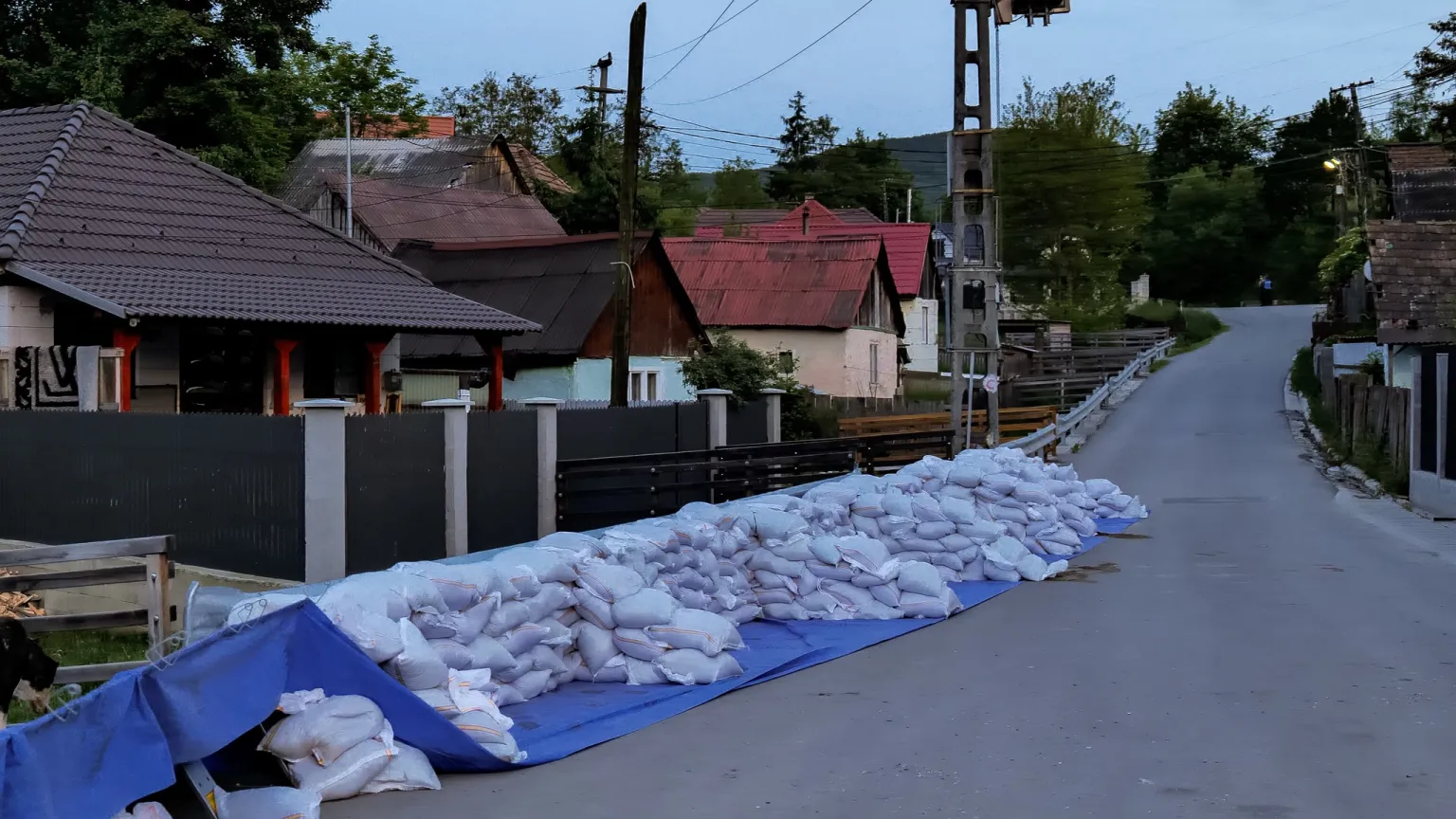 Önkéntesek százai segítettek az árvízvédelmi gátak megépítésében Parajdon