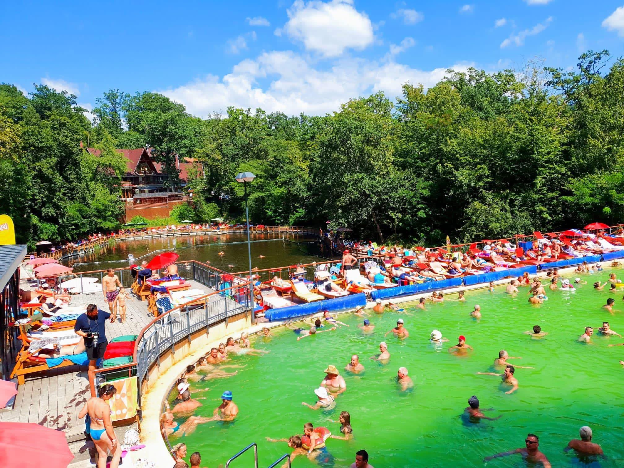 Újabb örömhír Szovátáról: holnaptól megnyitja kapuit a Fekete-tó strandja