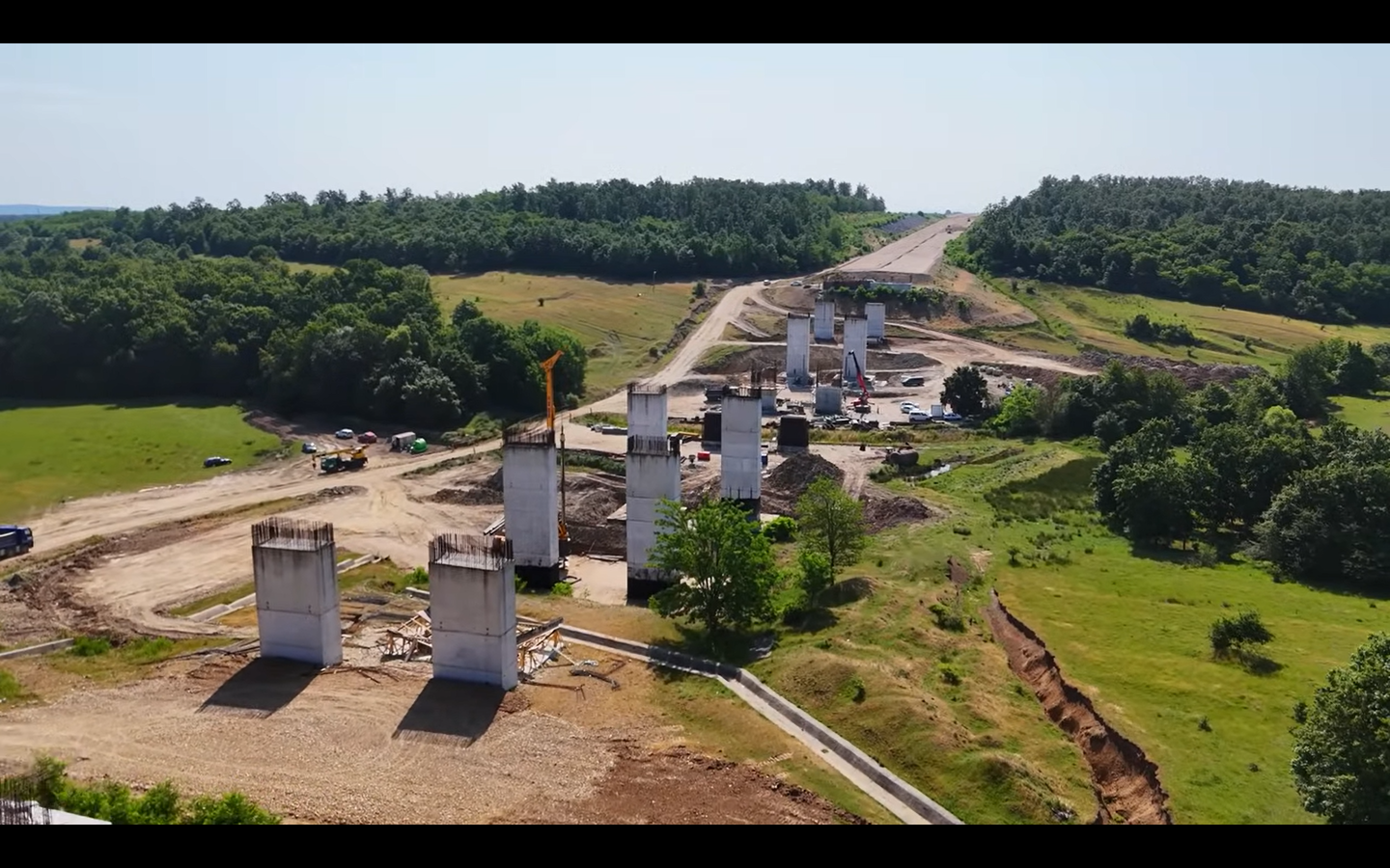 (Videó) Folyamatban lévő munkálatok az A3-as autópályán Küküllőszéplak és Bisztraterebes  között