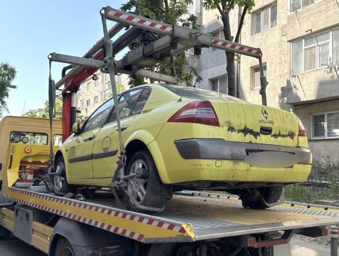 Elkezdődött a szabálytalanul parkolt és elhagyott járművek elszállítása Marosvásárhelyen