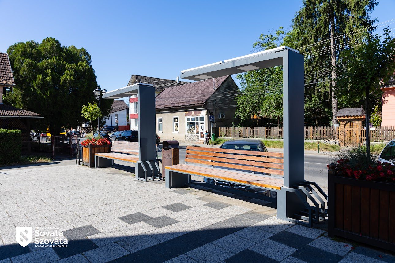Napelemes okospadokat helyeztek el Szováta központjában