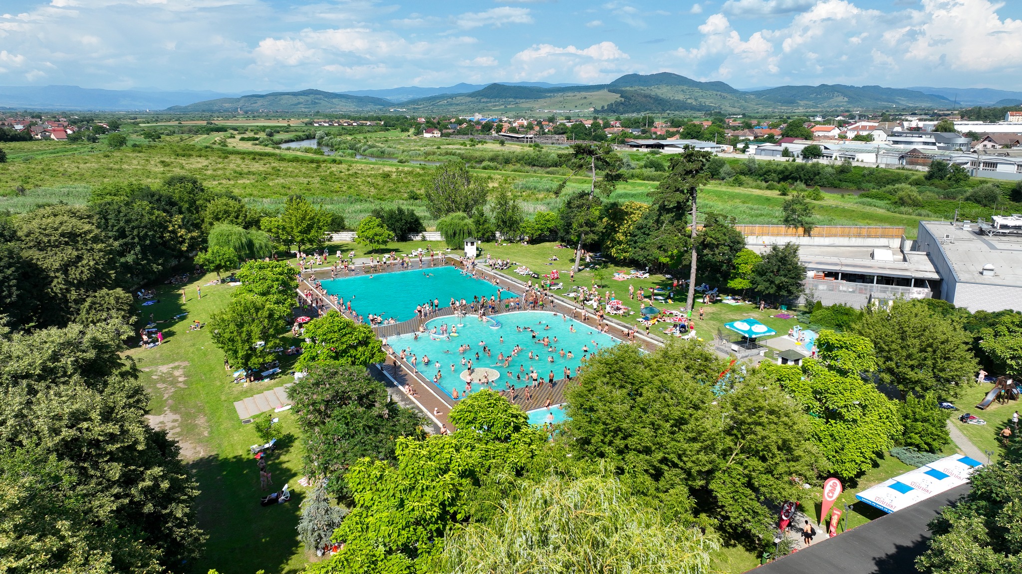 Frissítő kikapcsolódás Szászrégenben – Nyitva a városi strand