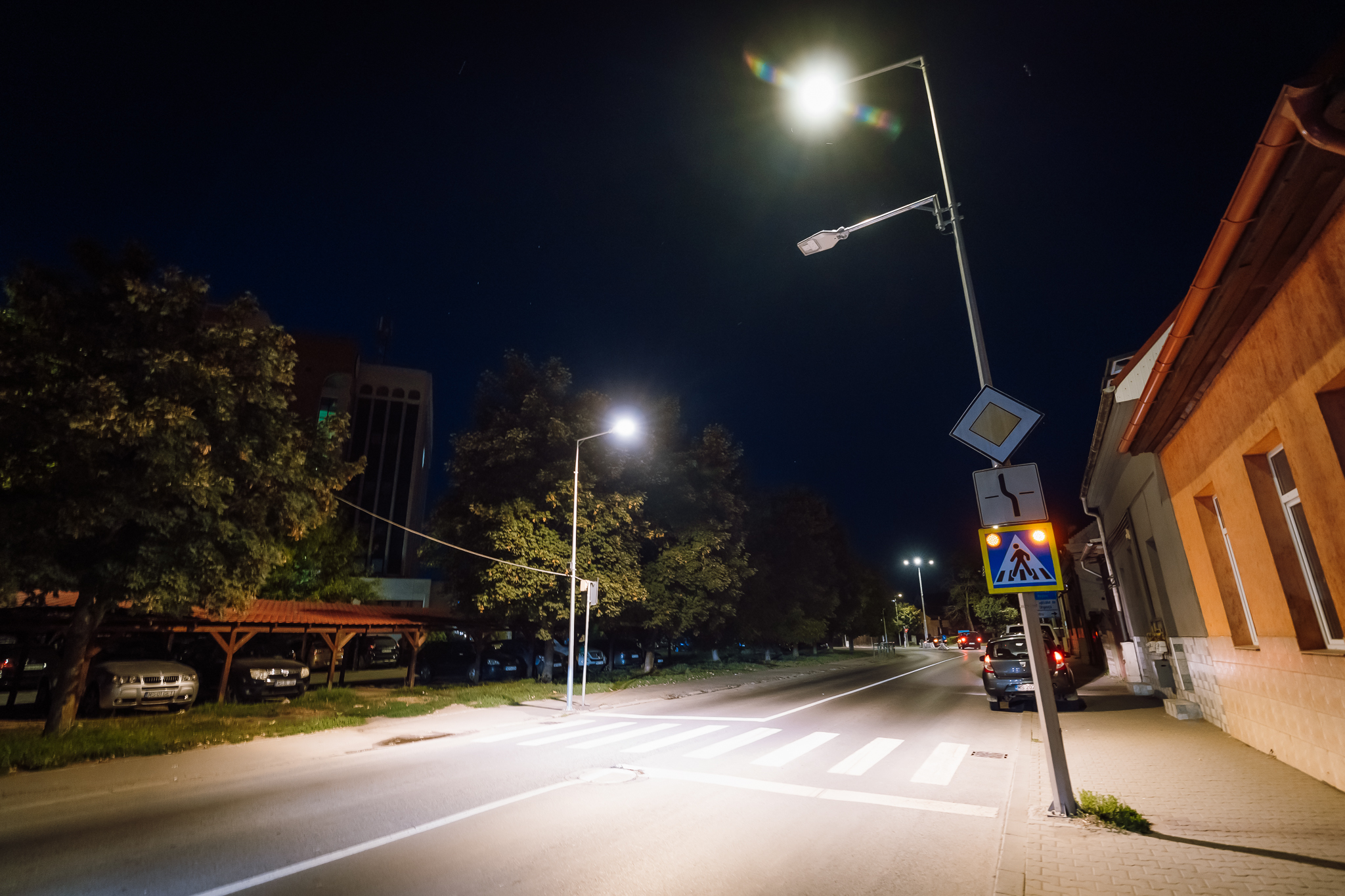 Marosvásárhely a gyalogosok biztonságáért: szenzoros világítási rendszereket telepítenek a jelzőlámpa nélküli átjárókhoz