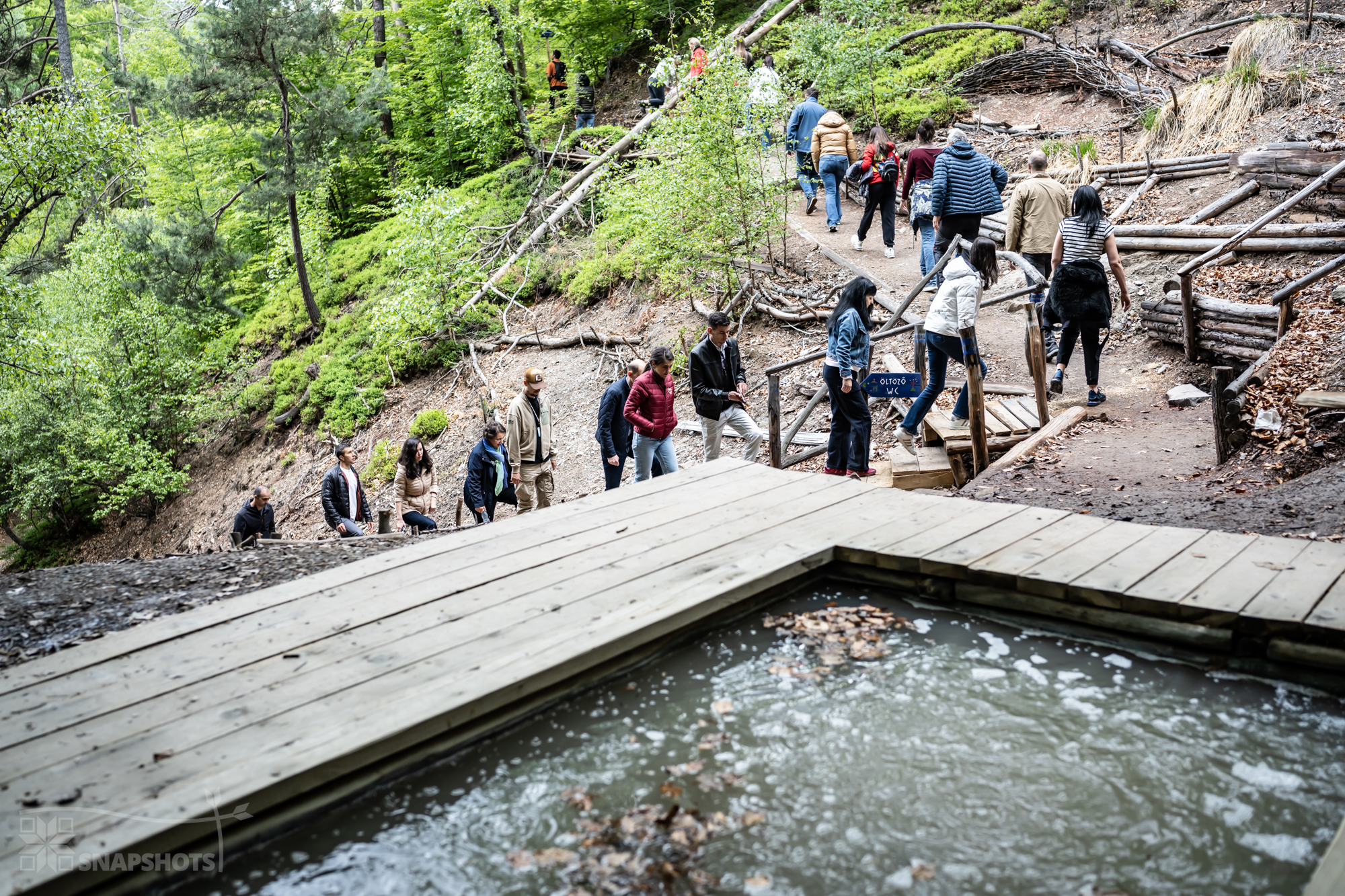 Fedezzék fel az Apor lányok feredőjét Bálványosfürdőn – Egy különleges természeti látványosság az erdő mélyén