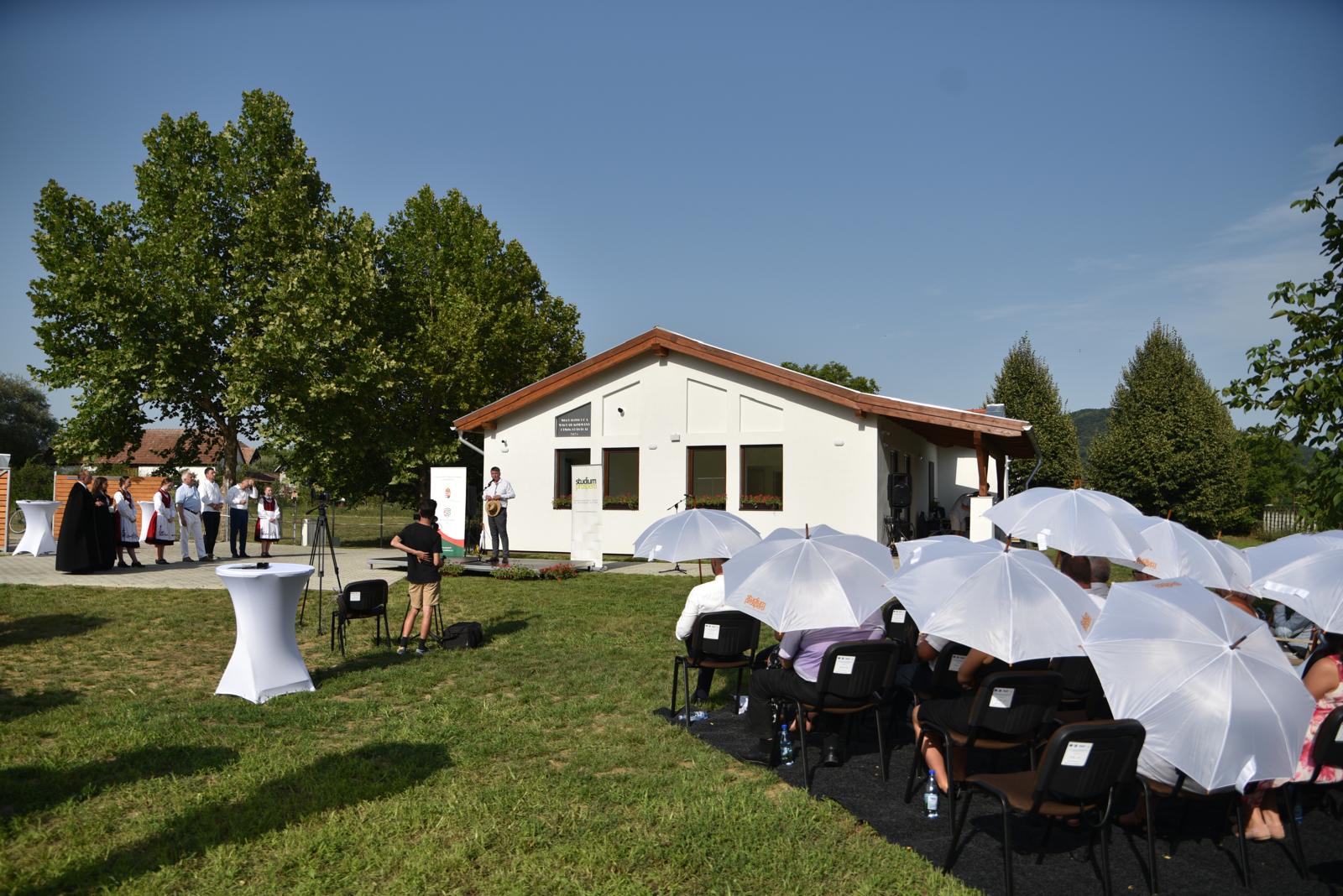 Szolgálati lakásokat adtak át Nyárádszeredában