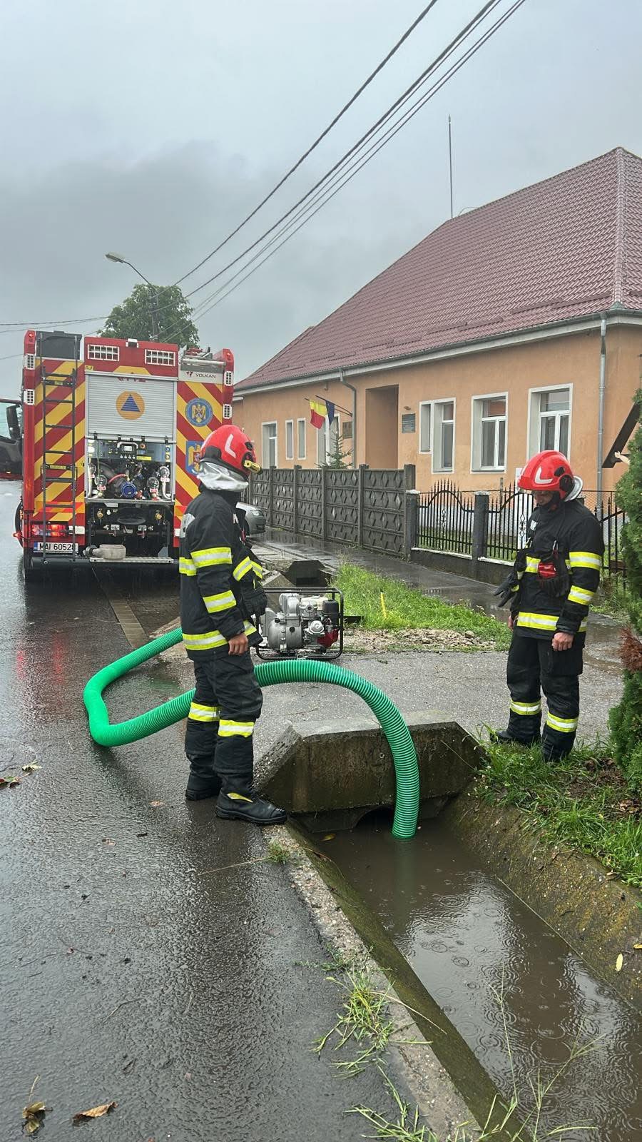 Gondokat okozott az időjárás Maros megyében – udvarok kerültek víz alá, fák dőltek ki