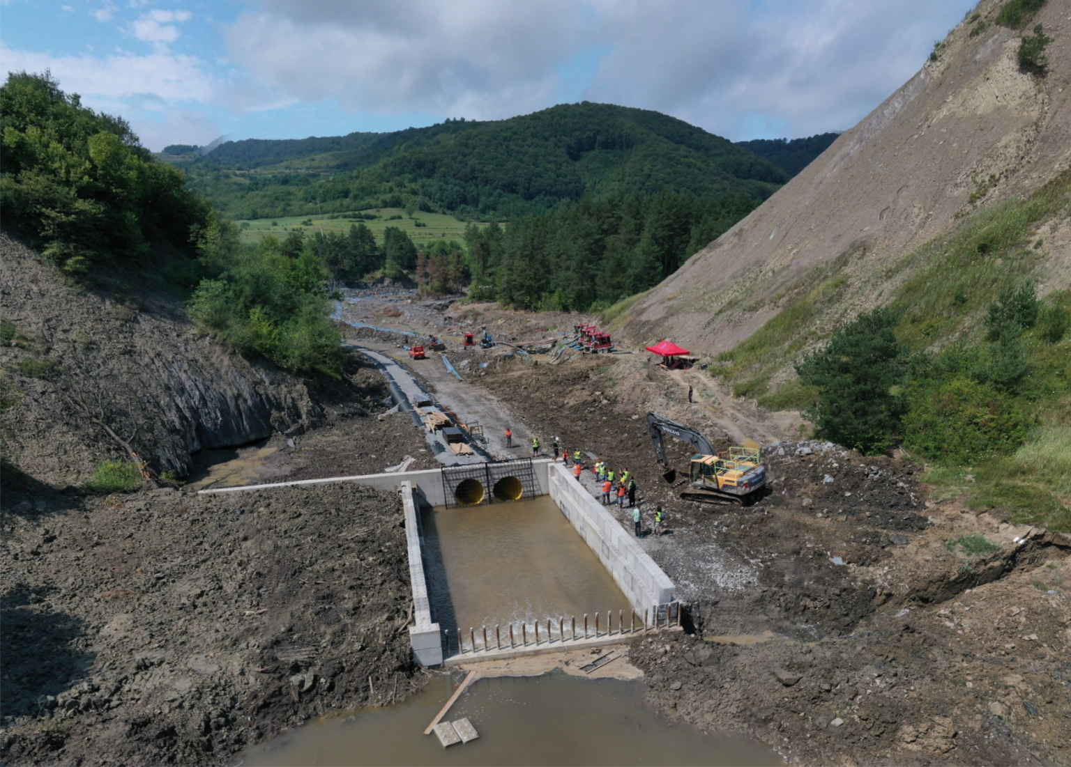 Ideiglenes megoldás Parajdon: teljesen eltérítették a Korond-patakot a sóbányaomlás miatt
