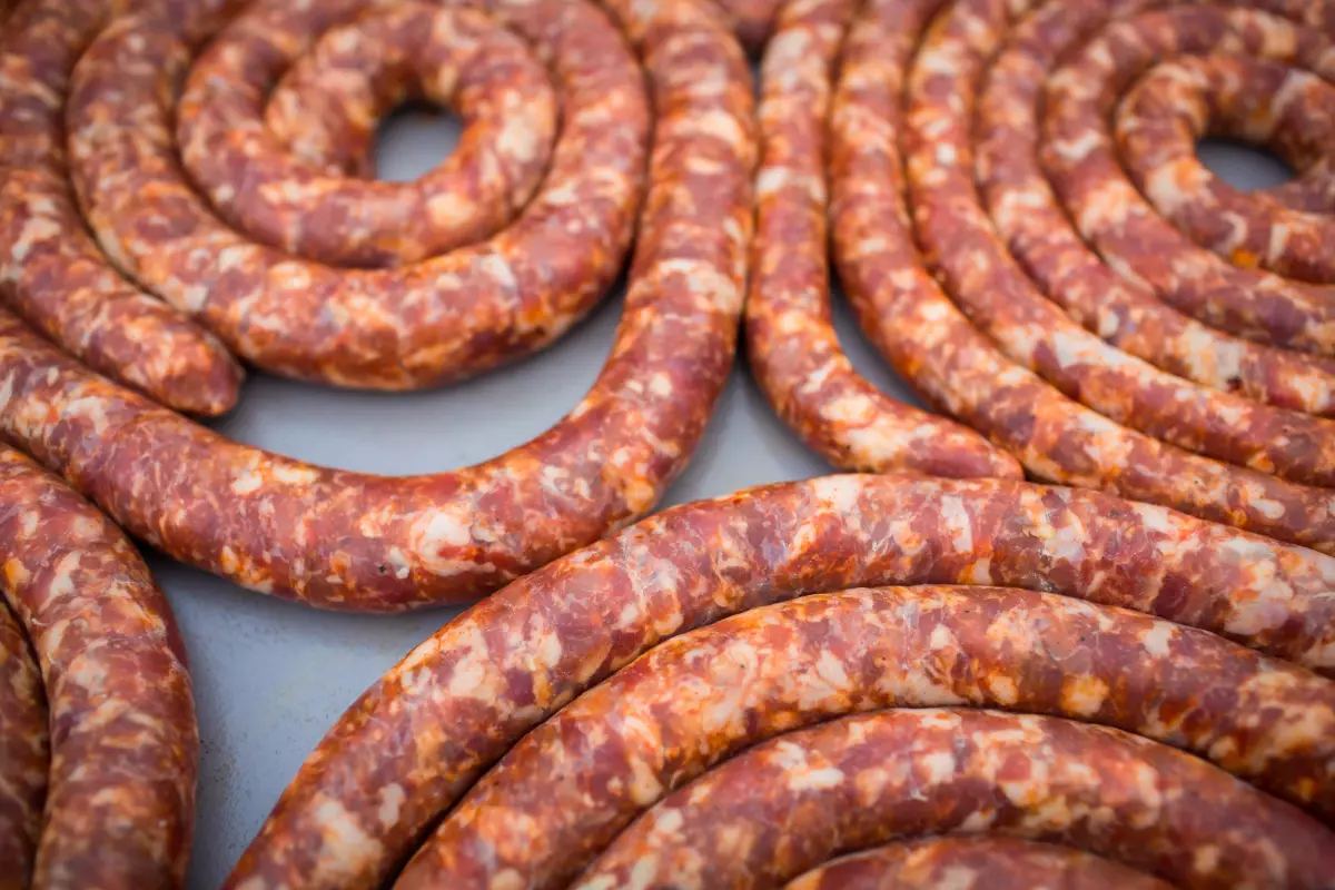 A brit kormány figyelmezteti a turistákat: ne hozzanak be kolbászt vagy tejterméket az országba – illegális