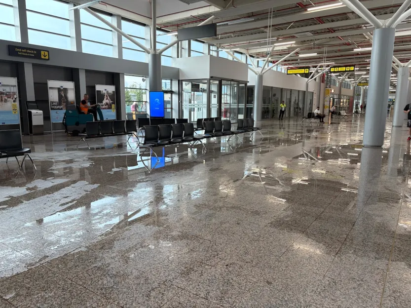 (Videó) Beázott a nagyszebeni repülőtér terminálja a heves esőzés miatt