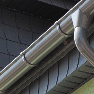 Késsel zsaroltak ki 16.000 lejt egy nyugdíjastól csatorna-szerelés után