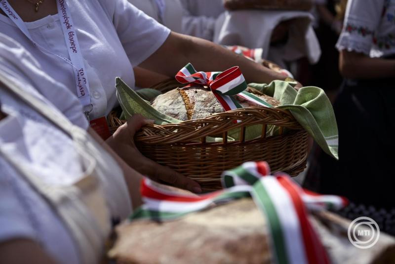 Az Amerikai Magyarok Kenyerének elkészítésével emlékezett a washingtoni magyar közösség az államalapítás ünnepére