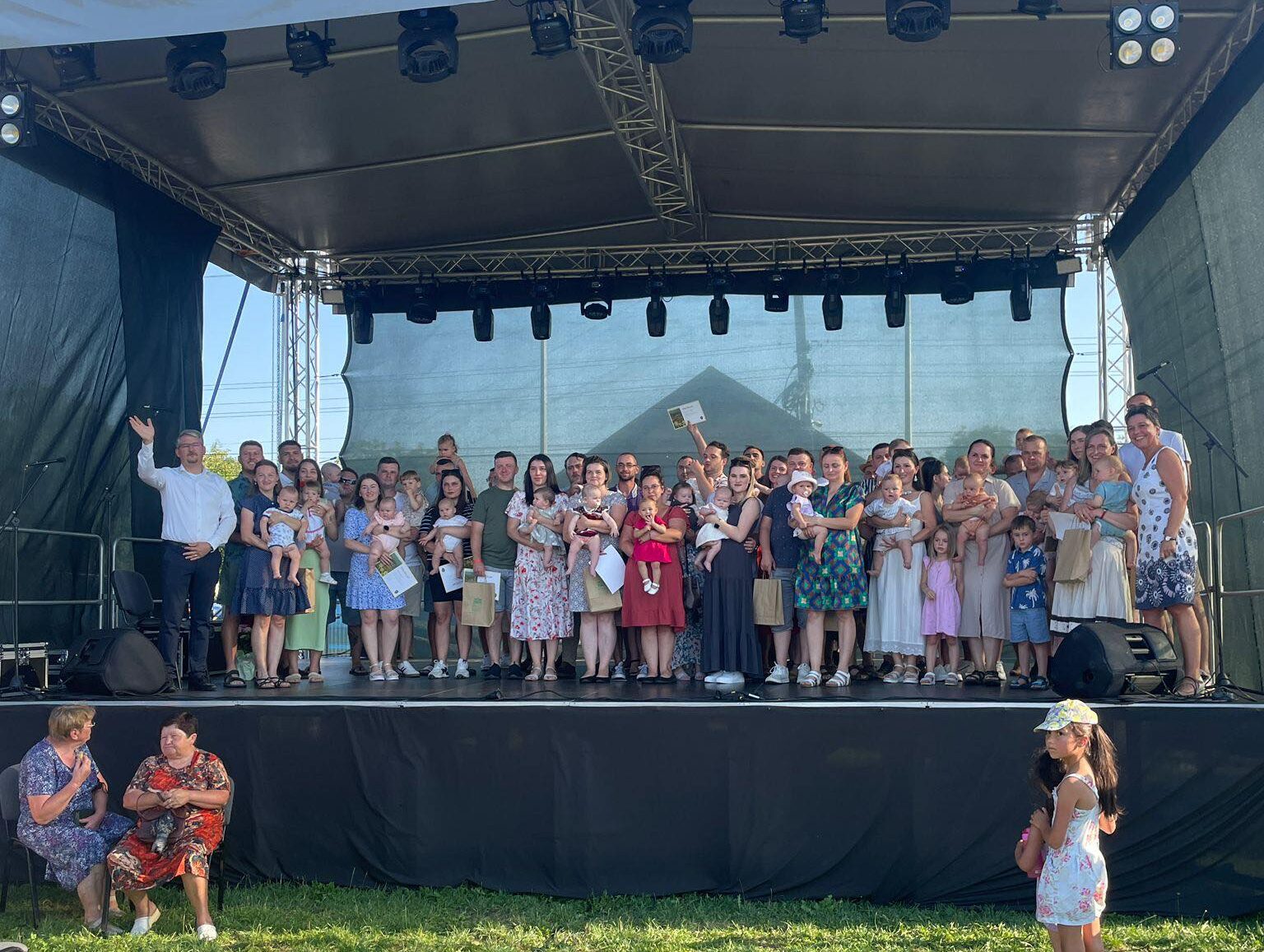 Szívhez szóló hagyomány Mezőpanitban – 40 újszülöttet köszöntöttek a Községi Napokon