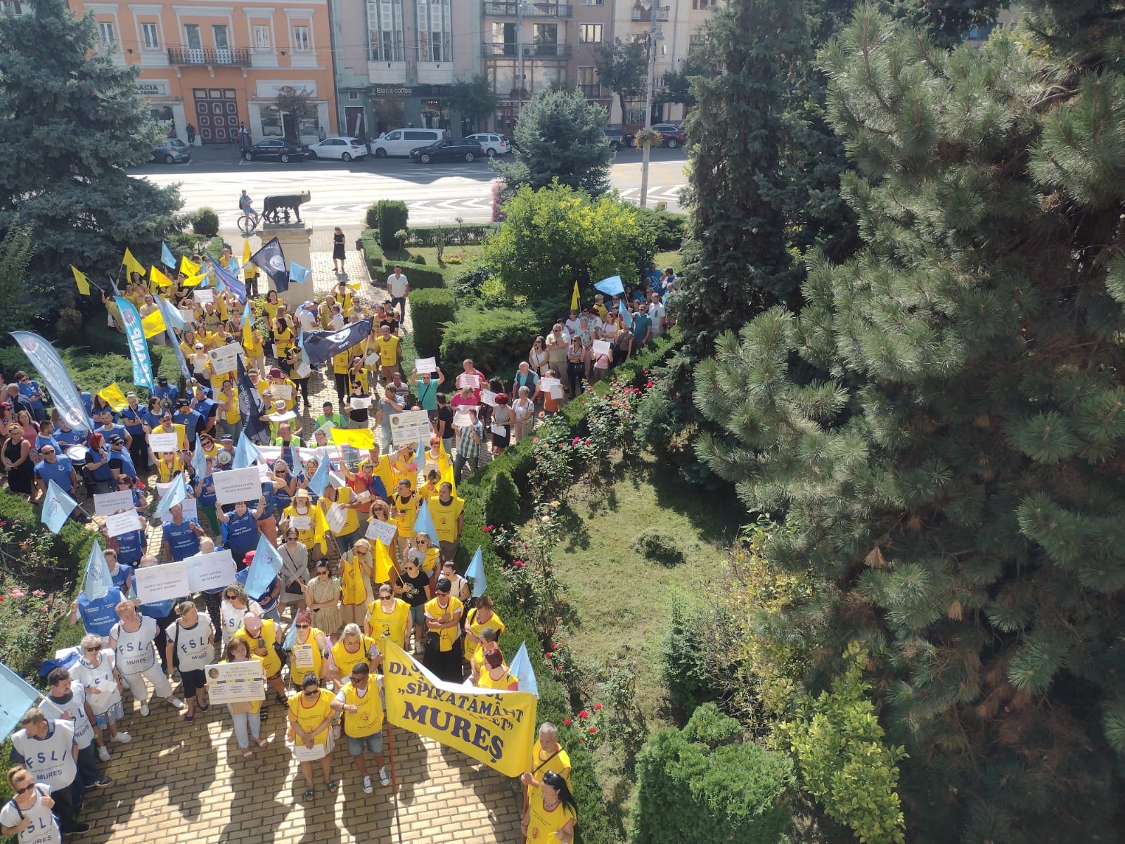 „Ne a bérekből és nyugdíjakból vágjanak, hanem a kiváltságokból!” – Szakszervezeti tiltakozás Marosvásárhelyen