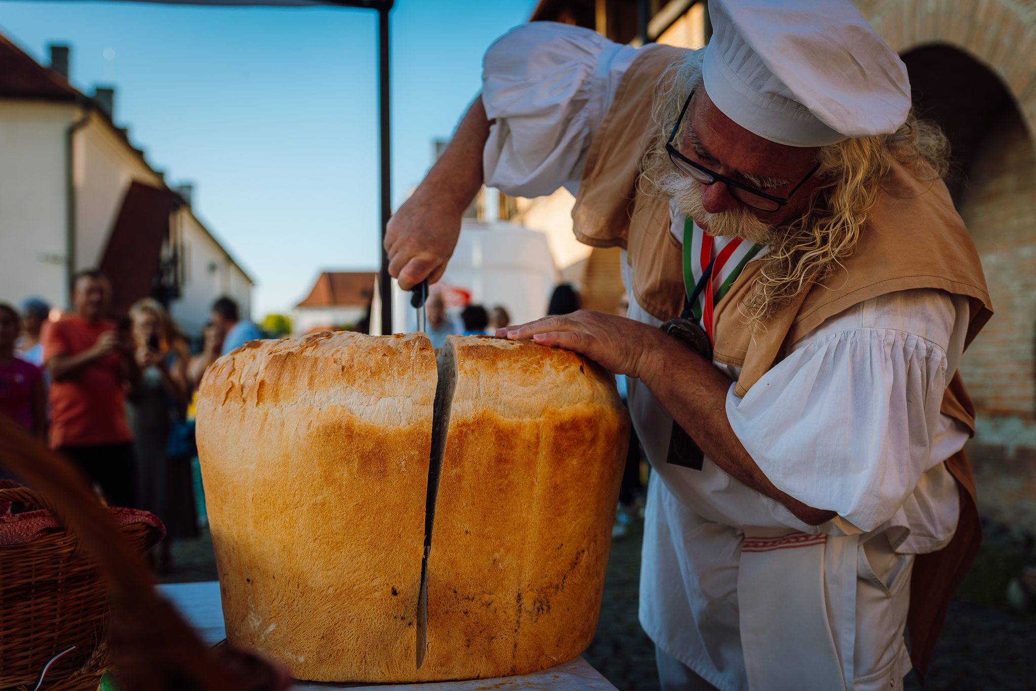 Hála és kenyér: Több százan ünnepelték az Új kenyér napját Marosvásárhelyen