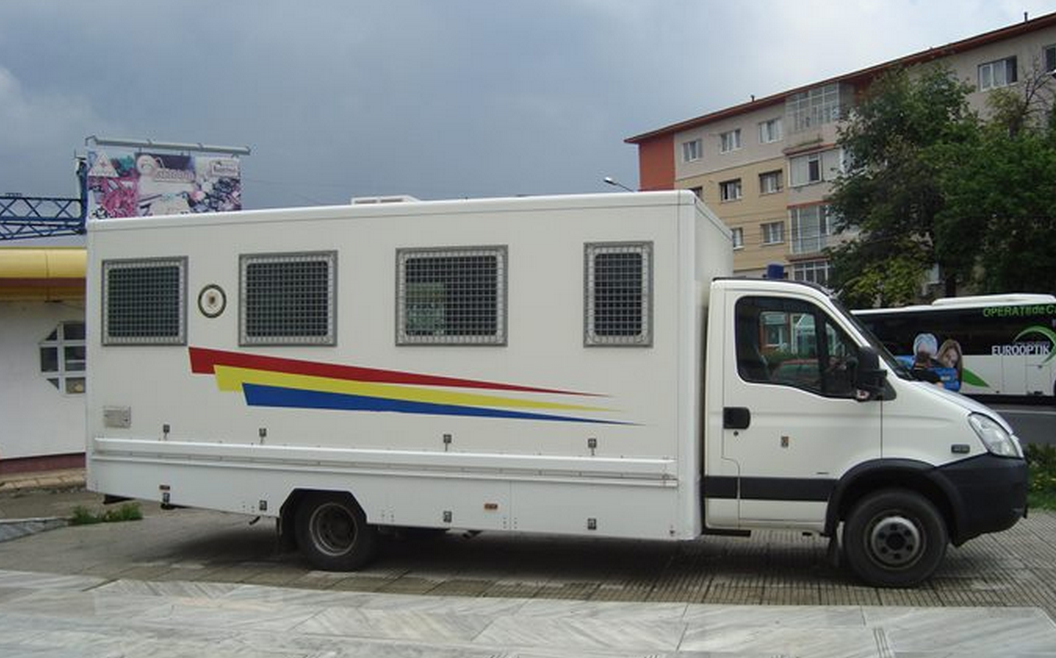 Közpénzből buszok a börtönöknek – nem minden világos