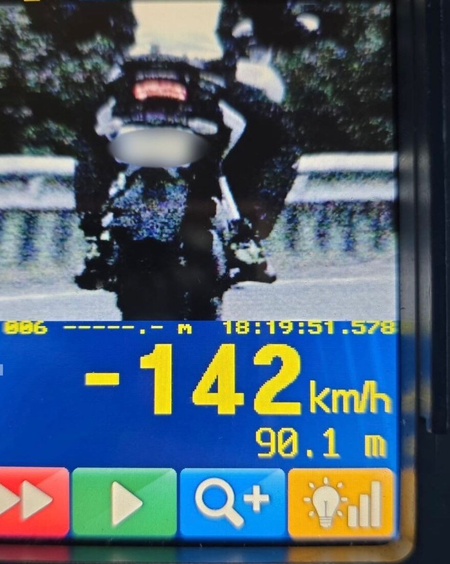 142 km/h-val hajtott egy ákosfalvi motoros, súlyos bírságot kapott és jogosítvány nélkül maradt