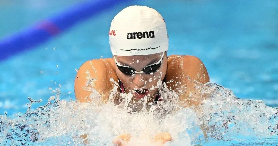 Piros pont Fángli Henriettának, amiért kitartásával és tehetségével a világ 14. legjobb úszója lett – igazi példakép a Maros megyeiek számára!