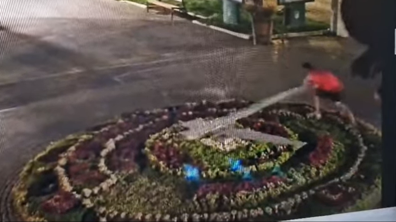 (Videó) Egy „Rambo” ismét megrongálta a  Virágórát