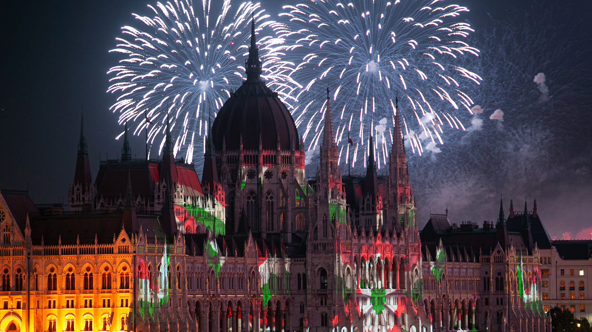Tűz és fények játékával, és megannyi fantasztikus programmal köszöntik Budapesten Szent István napját