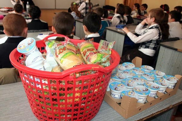 Ingyenes egészséges élelmiszerek az iskolásoknak Maros megyében a 2025–2027-es tanévben