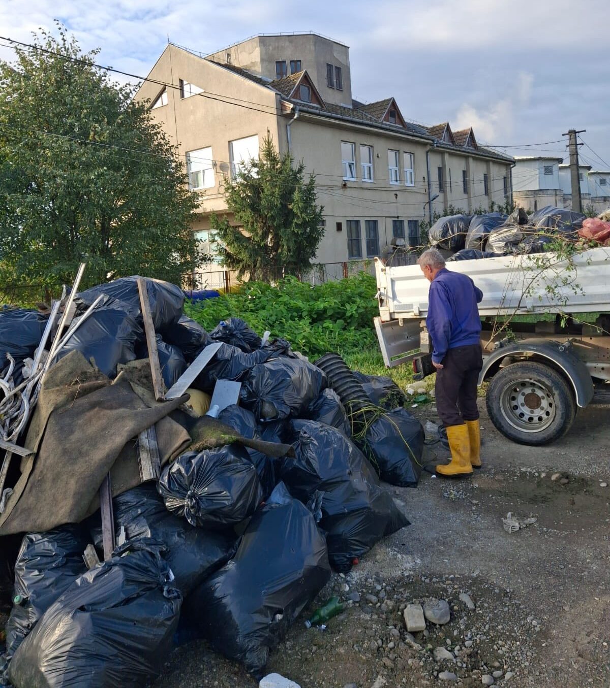 Több száz zsák szemetet gyűjtöttek össze Maros partjáról Marosvásárhelyen