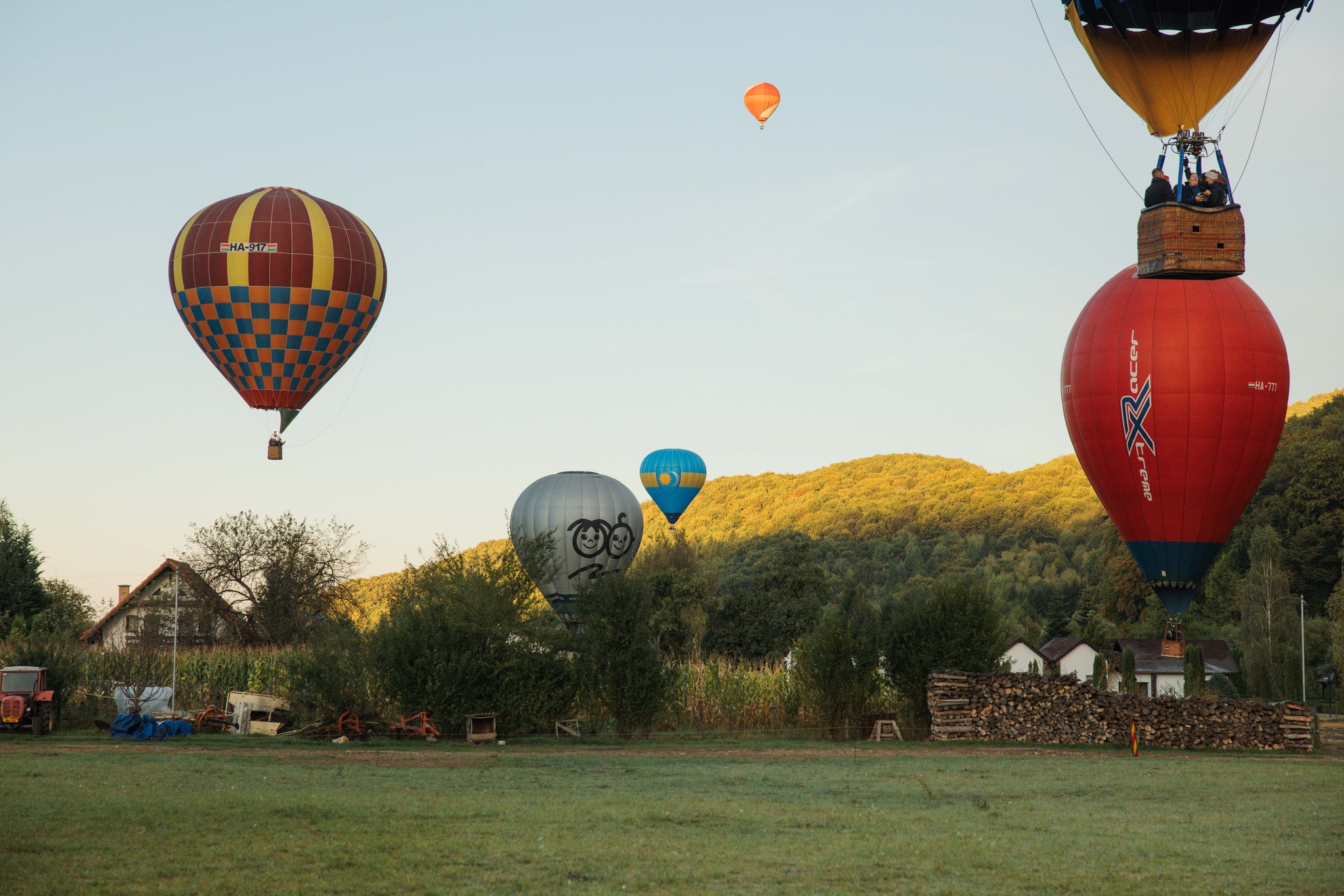 (Fotó) A hőlégballonok ismét mesébe illő pillanatokat hoztak Nyárádköszvényesbe