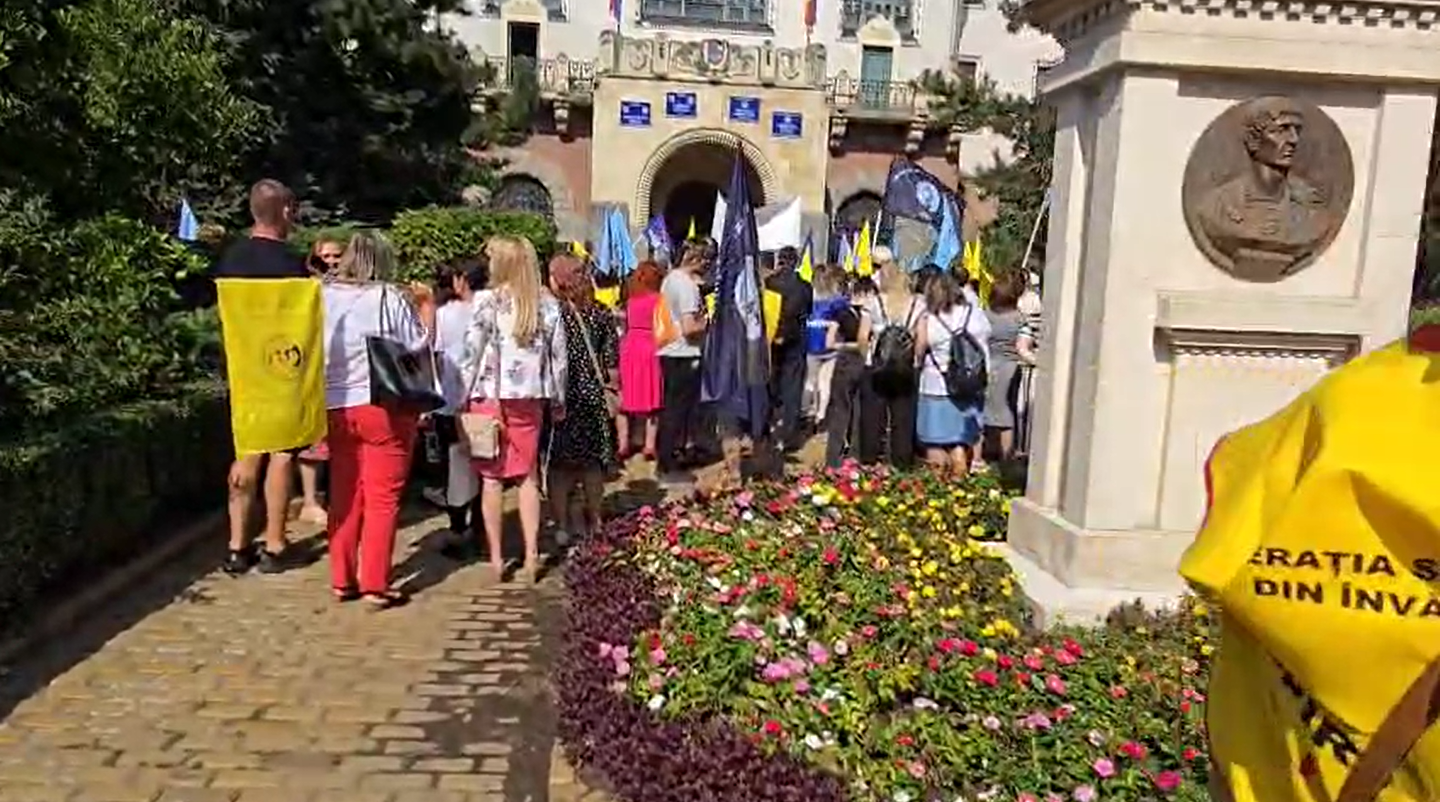 (Videó) Tüntetnek az oktatási szakszervezetek Marosvásárhelyen a megszorítások ellen