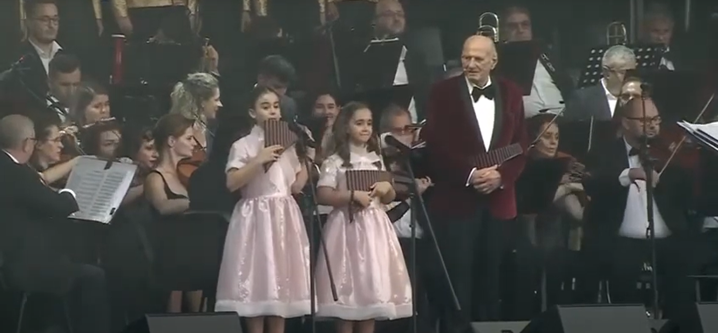 (Videó) A marosvásárhelyi ikerpár Gheorghe Zamfir oldalán varázsolta el a közönséget az Unforgettable Fesztiválon