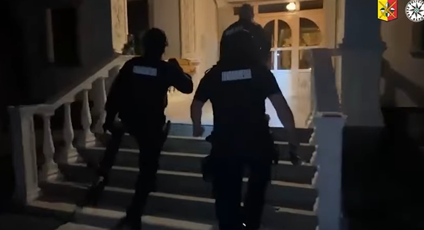 (Videó) Maros és Hargita megyei állampolgárokat tartóztattak le bűnszervezet létrehozása és emberölés gyanúja miatt